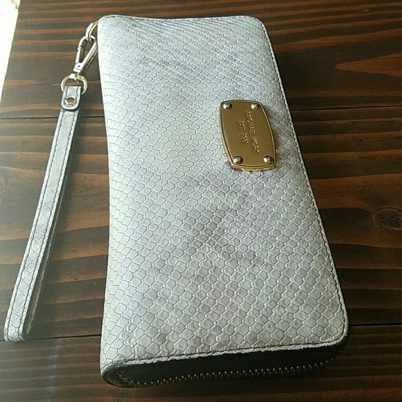 Michael Kors beautiful snakeskin wallet - Picture 2 of 4